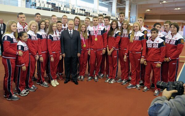Президент России Владимир Путин общается с победителями II Летних юношеских Олимпийских игр 2014 года