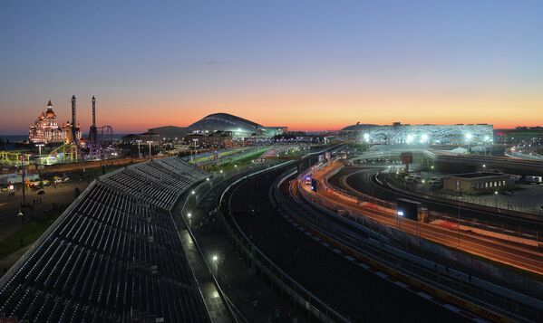 Вид трассы Сочи Автодрома на закате перед российским этапом чемпионата мира по кольцевым автогонкам в классе Формула-1
