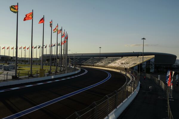Вид трассы Сочи Автодрома перед российским этапом чемпионата мира по кольцевым автогонкам в классе Формула-1