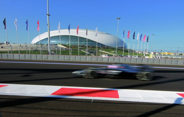 Болид в свободных заездах на российском этапе чемпионата мира по кольцевым автогонкам в классе Формула-1.