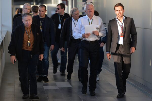 Президент FIA Жан Тодт (слева) и гоночный директор FIA Чарли Уайтинг (второй справа).