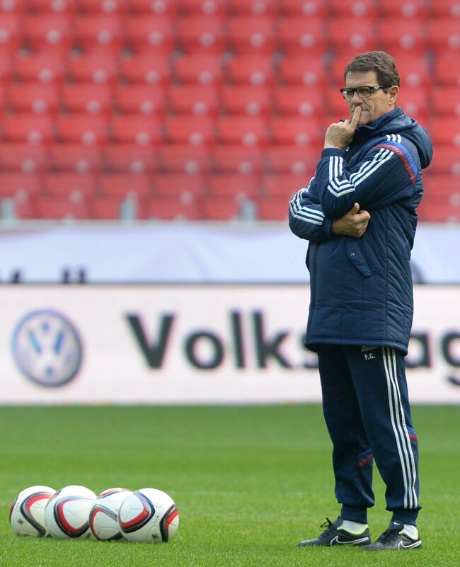 Главный тренер сборной России по футболу Фабио Капелло на тренировке Главный тренер сборной России по футболу Фабио Капелло на тренировке