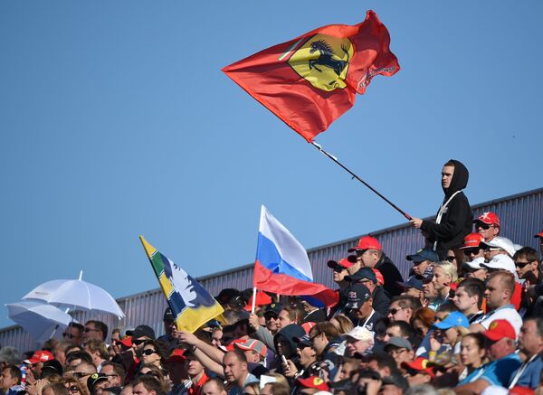 Болельщики на российском этапе чемпионата мира по кольцевым автогонкам в классе Формула-1.
