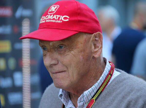 Австрийский автогонщик, трехкратный чемпион мира в классе Формула-1 Никки Лауда.