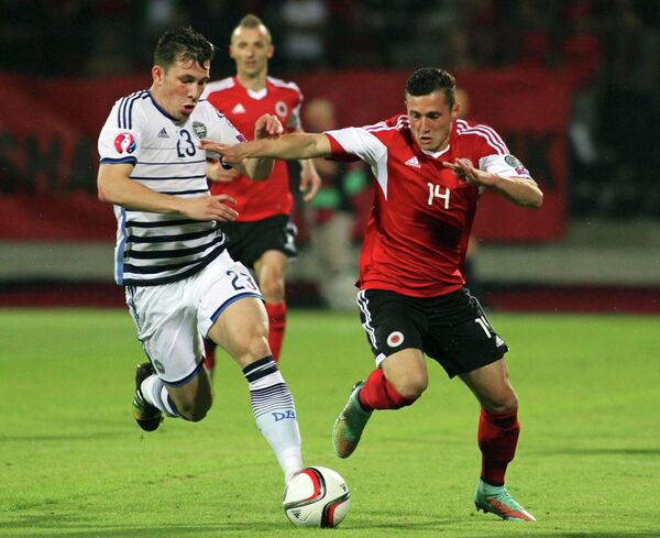 Защитник сборной Албании Таулант Джака (справа) и полузащитник сборной Дании Пьер-Эмиль Хейбьерг
