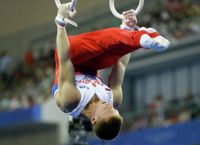 Денис Аблязин выступает в упражнении на кольцах на чемпионате мира по спортивной гимнастике