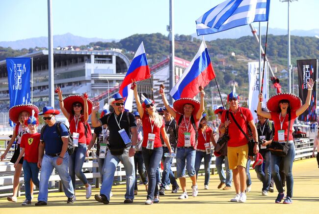 Болельщики на российском этапе чемпионата мира по кольцевым автогонкам в классе Формула-1