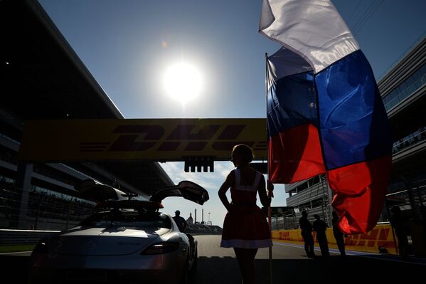 Промо модель с российским флагом перед началом гонки на российском этапе чемпионата мира по кольцевым автогонкам в классе Формула-1