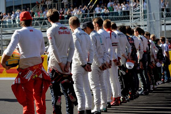 Пилоты перед началом гонки на российском этапе чемпионата мира по кольцевым автогонкам в классе Формула-1