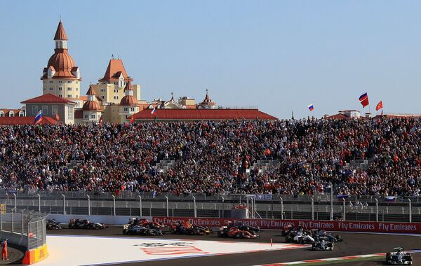 Болиды принимают участие в гонке на российском этапе чемпионата мира по кольцевым автогонкам в классе Формула-1