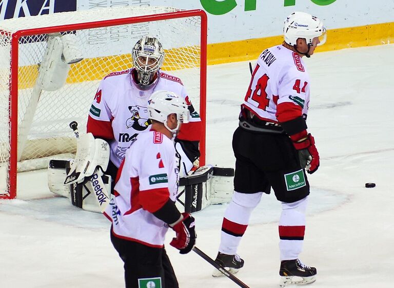 Вратарь Трактора Василий Демченко (слева) в матче регулярного чемпионата КХЛ