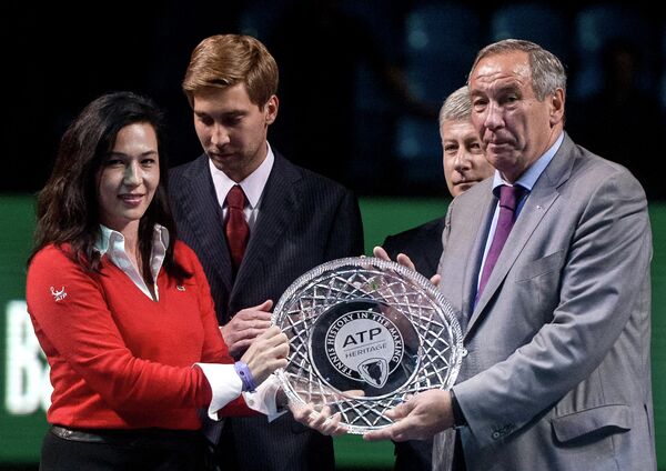 Вице-президент Ассоциации теннисистов-профессионалов (ATP) World Tour Элисон Ли (слева) вручает награду президенту Федерации тенниса России Шамилю Тарпищеву