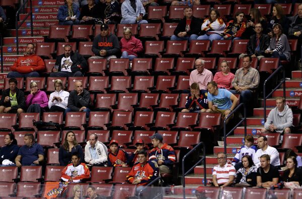 Болельщики наблюдают за матчем НХЛ между Флоридой и Оттавой