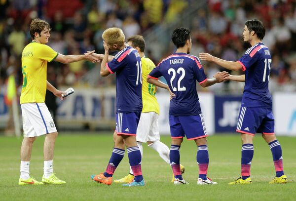 Защитник ЦСКА и сборной Бразилии Марио Фернандес жмет руку полузащитнику Милана и сборной Японии Хонде