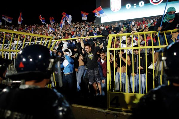 Сербские болельщики и полиция на матче Сербия - Албания