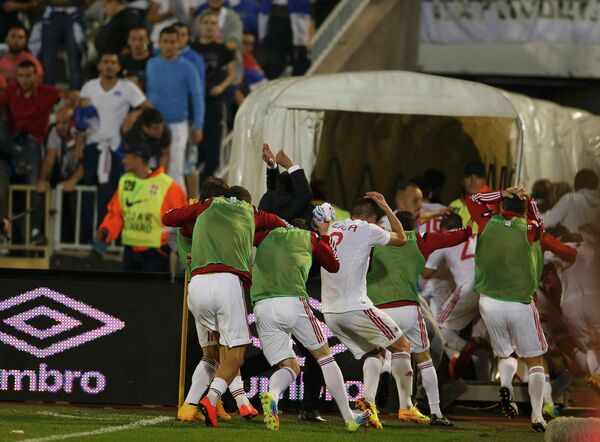 Футболисты сборной Албании убегают в подтрибунное помещение после остановки матча