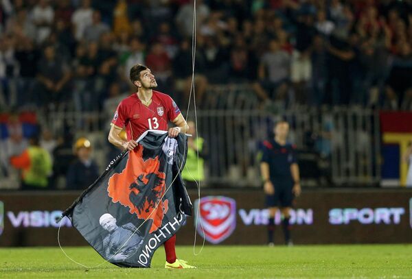 Футболист сборной Сербии Стефан Митрович срывает политический баннер на матче Сербия - Албания