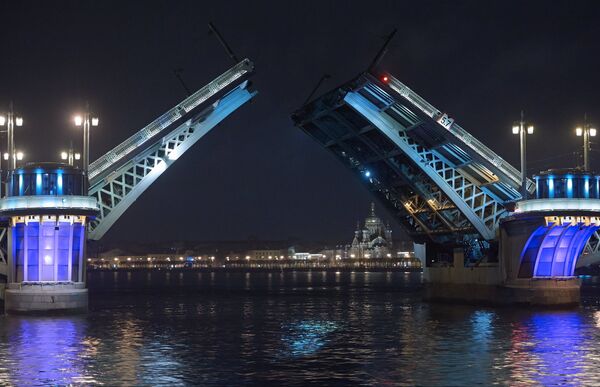 Разведенный Благовещенский мост в Санкт-Петербурге