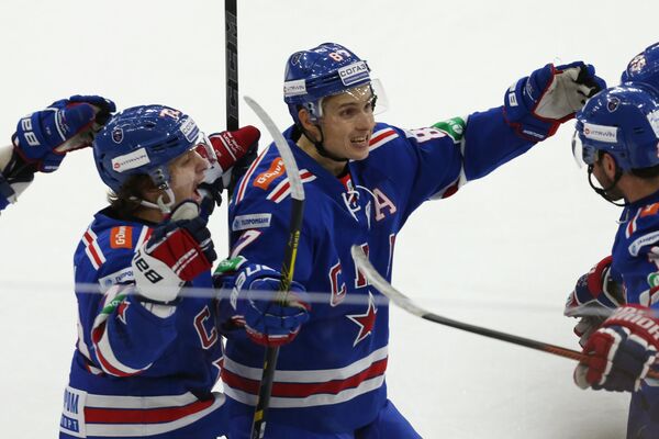 Хоккеисты СКА Артемий Панарин (слева) и Вадим Шипачев радуются заброшенной шайбе