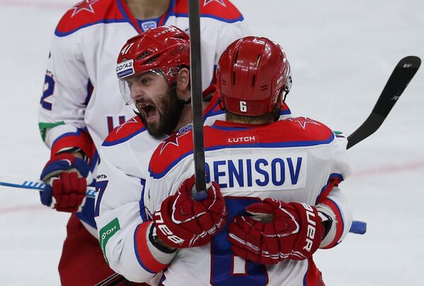 Хоккеисты ЦСКА Александр Радулов (слева) и Денис Денисов радуются заброшенной шайбе в ворота СКА