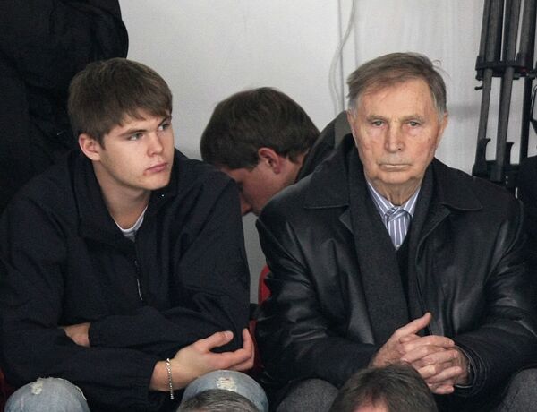 Известный хоккеист и тренер Виктор Тихонов с внуком Виктором игроком НХЛ (справа налево)