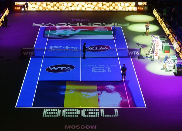 Подсветка корта перед матчем между Ириной Бегу и Цветаной Пиронковой на московском теннисном турнире Кубок Кремля-2014