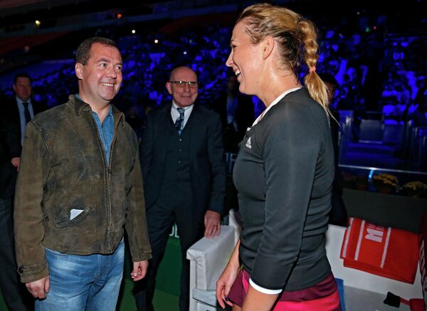 Председатель правительства России Дмитрий Медведев (слева) и российская теннисистка Анастасия Павлюченкова