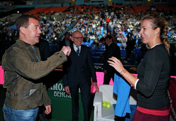 Председатель правительства РФ Дмитрий Медведев (слева) поздравляет российскую теннисистку Анастасию Павлюченкову