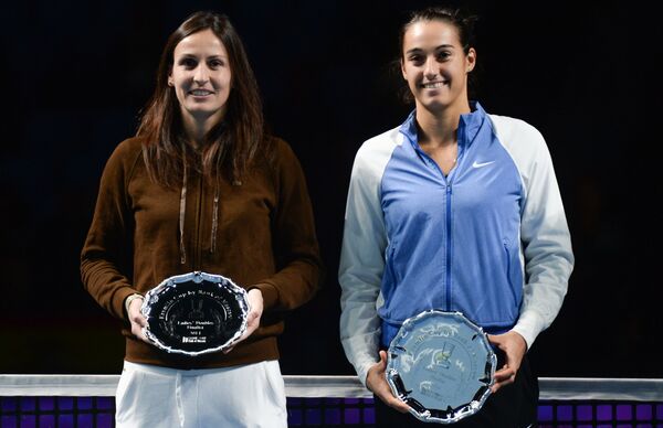 Французская теннисистка Каролина Гарсия (справа) и испанская теннисистка Аранча Парра Сантонья