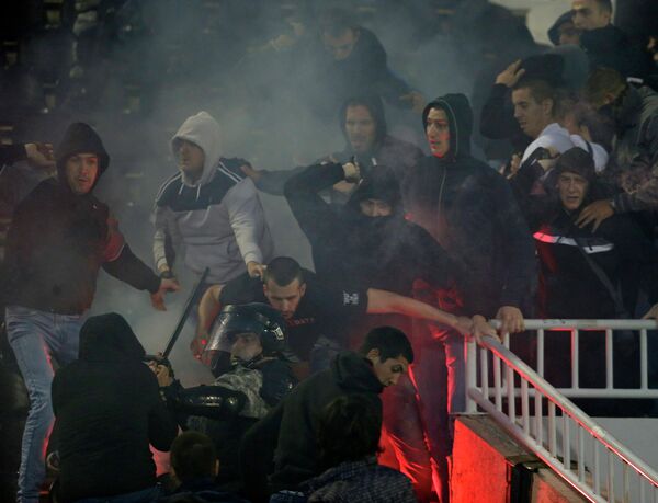Полицейские и фанаты на матче Партизан - Црвена Звезда