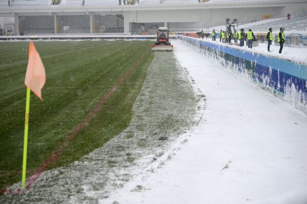 Очистка от снега футбольного поля перед матчем Урал - Спартак