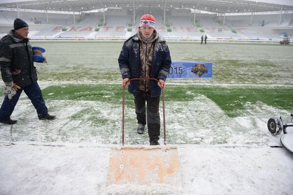 Очистка от снега футбольного поля перед матчем Урал - Спартак