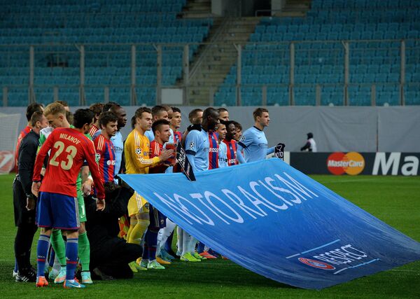 Футболисты команд ЦСКА и Манчестер Сити фотографируются перед началом матча