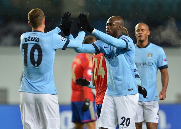 Футболисты Манчестер Сити Эдин Джеко (слева) и Эльяким Мангала радуются голу