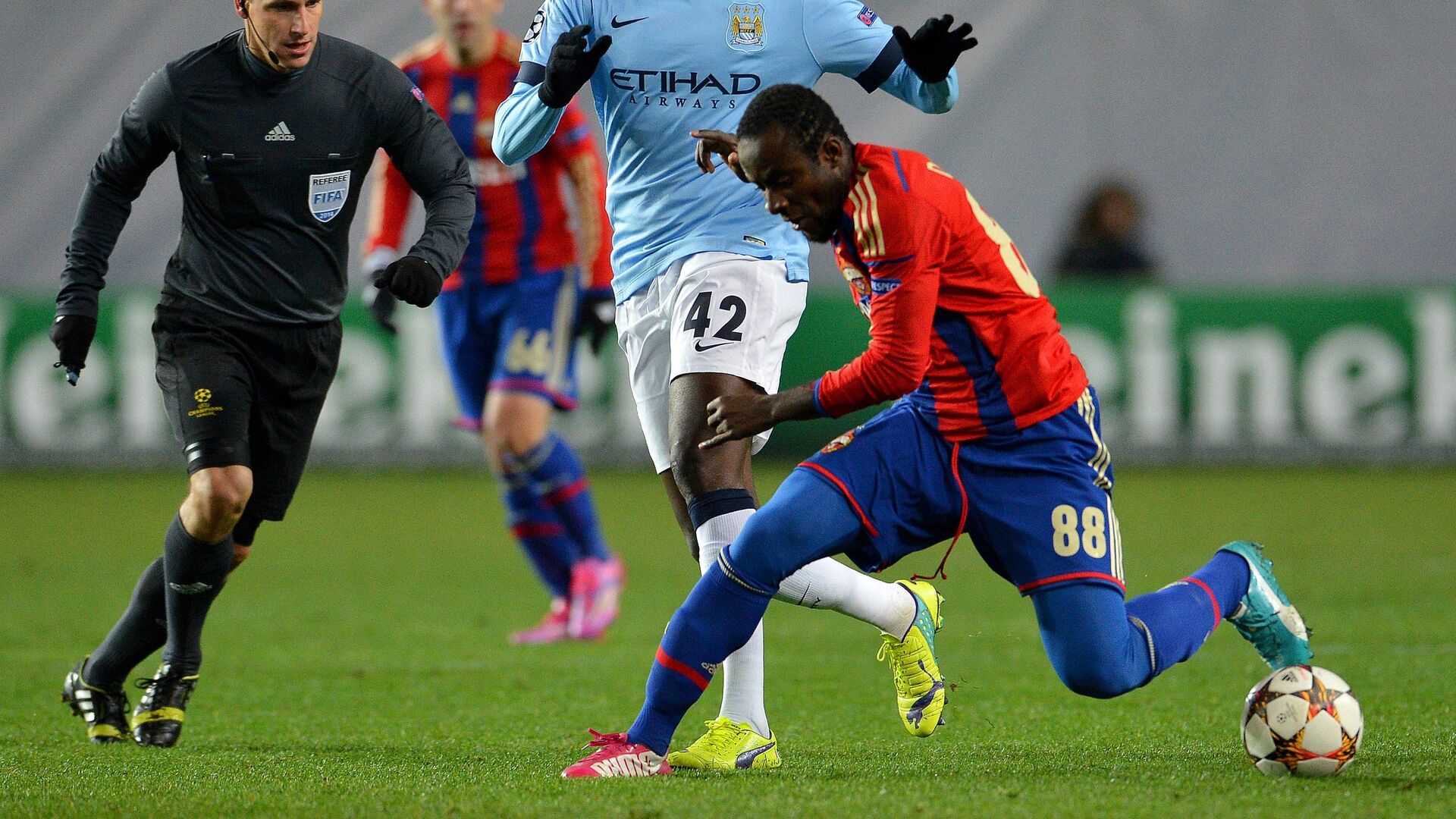 Главный судья встречи Иштван Вад, полузащитник Манчестер Сити Яя Туре и нападающий ЦСКА Сейду Думбия (слева направо) - РИА Новости, 1920, 02.12.2025