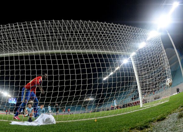Гол нападающего ЦСКА Сейду Думбия (на переднем плане) в ворота Манчестер Сити