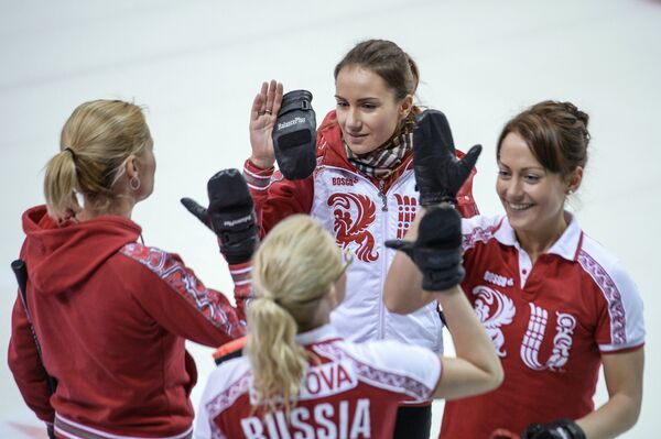 Игроки сборной команды Россия-1 по керлингу Екатерина Галкина и Анна Сидорова (справа налево)