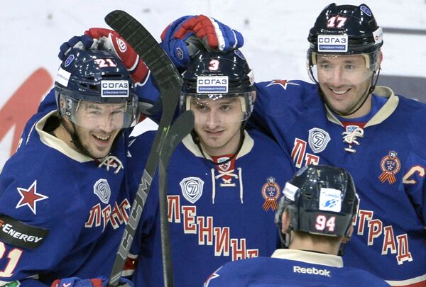 Хоккеисты СКА Джимми Эрикссон, Динар Хафизуллин и Илья Ковальчук (слева направо)
