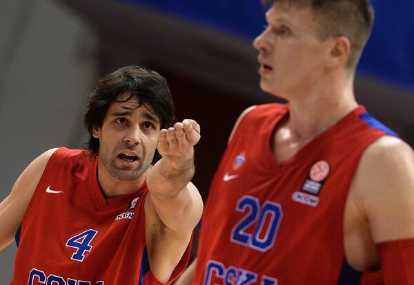 Баскетболисты ЦСКА Милош Теодосич (слева) и Андрей Воронцевич