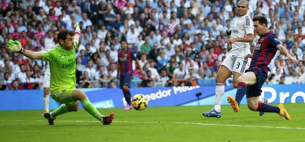 Гол нападающего Барселоны Лионеля Месси в ворота мадридского Реала