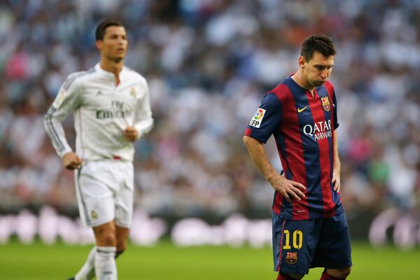 Нападающий мадридского Реала Криштиану Роналду и нападающий Барселоны Лионель Месси (слева направо)