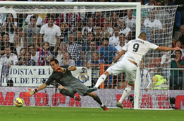 Гол нападающего мадридского Реала Карима Бензема в ворота голкипера Барселоны Клаудио Браво