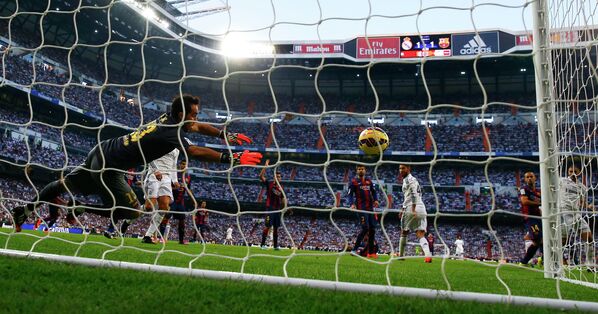 Гол защитника Реала Пепе в ворота голкипера Барселоны Клаудио Браво