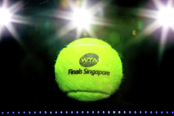 Теннисный мяч с эмблемой турнира перед началом финального матча итогового турнира Женской теннисной ассоциации