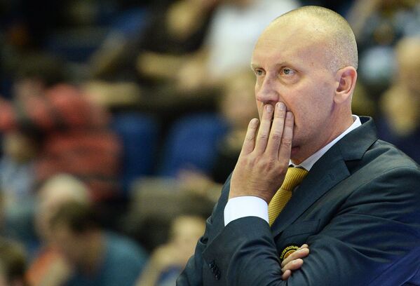 Главный тренер БК Химки Римас Куртинайтис наблюдает за ходом игры