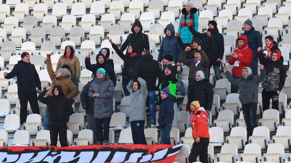 Болельщики ФК Уфа поддерживают свою команду.