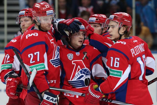 Хоккеисты Локомотива радуются заброшенной шайбе.