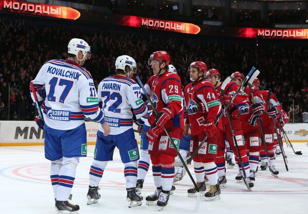Хоккеисты команд пожимают руки после окончания матча регулярного чемпионата Континентальной хоккейной лиги между ХК Локомотив (Ярославль) и ХК СКА (Санкт-Петербург).