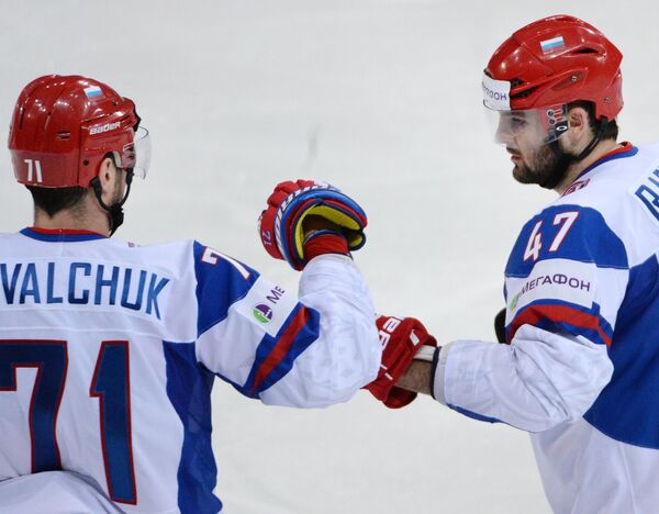 Нападающий сборной России Илья Ковальчук (слева) и Александр Радулов радуются заброшенной шайбе