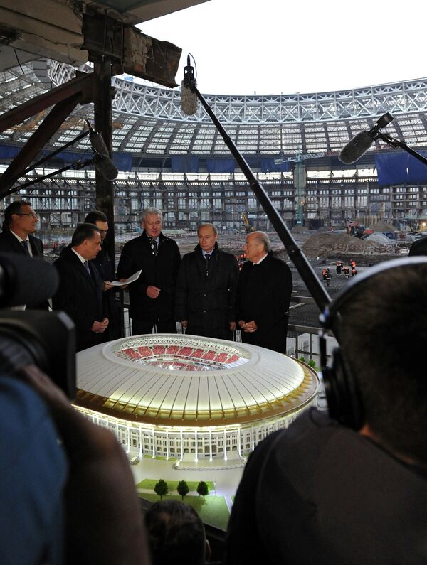 Президент России Владимир Путин (второй справа) знакомится с ходом реконструкции БСА Лужники. Справа - президент ФИФА Йозеф Блаттер